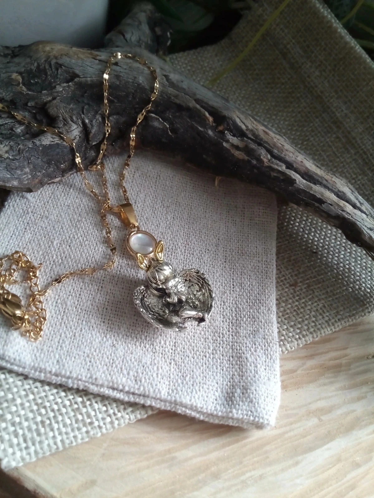 Sleeping angel necklace gold/silver tone + card – photo 3